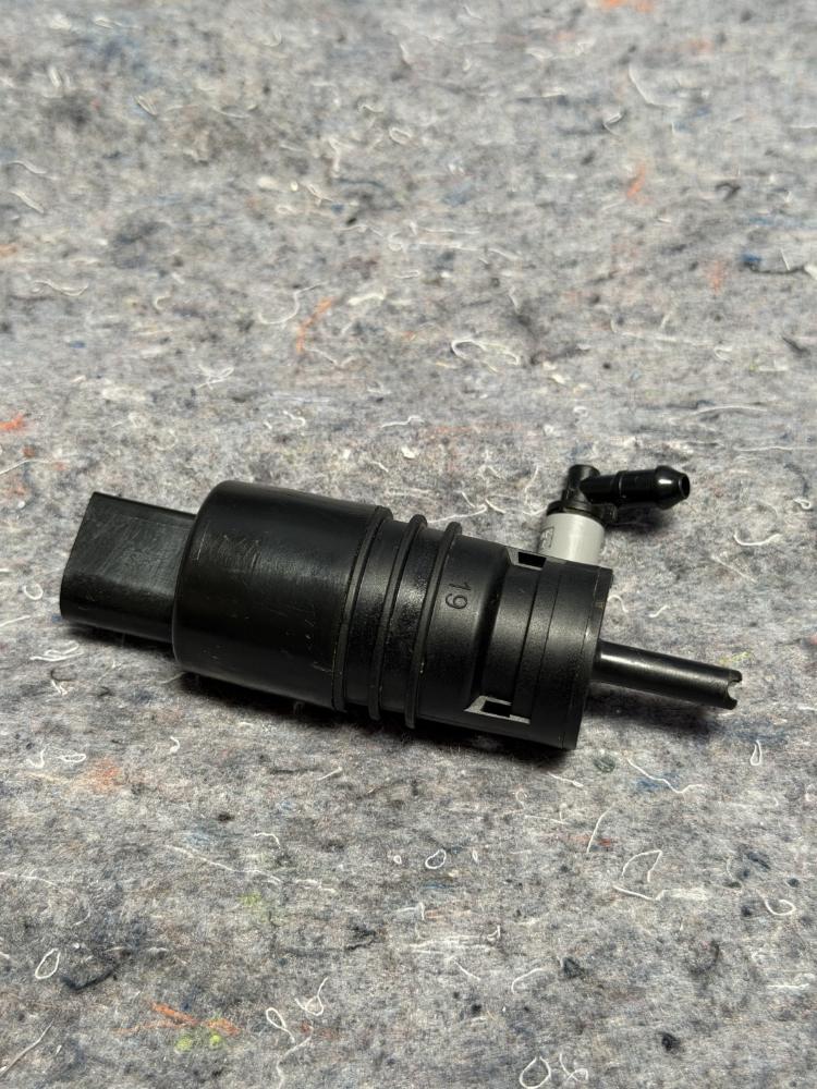 Mercedes AMG GTR Windshield Washer Pump 2218690121 OEM – photo 1