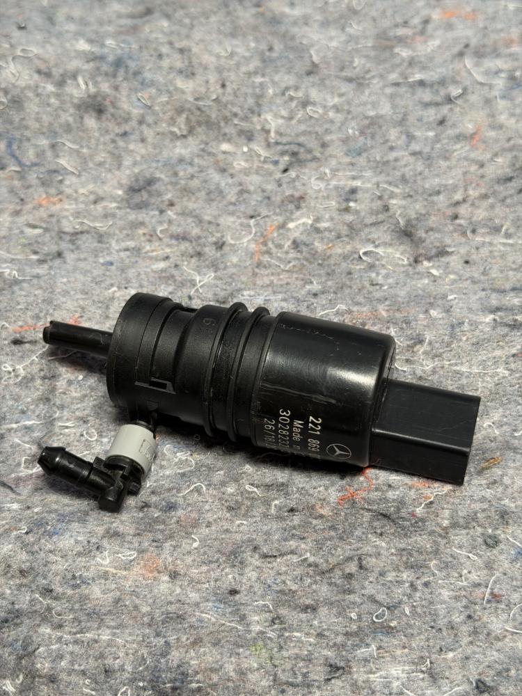 Mercedes AMG GTR Windshield Washer Pump 2218690121 OEM – photo 4