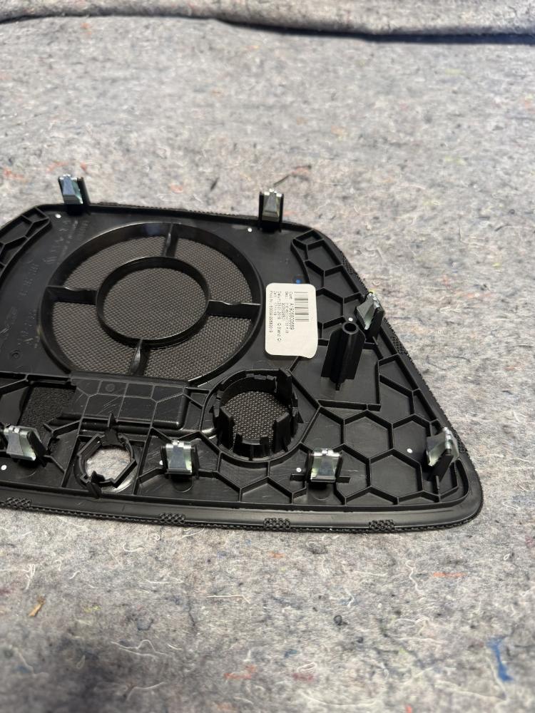 Mercedes AMG GTR Interior Dash Center Top Speaker Cover A1906800689 OEM – photo 8