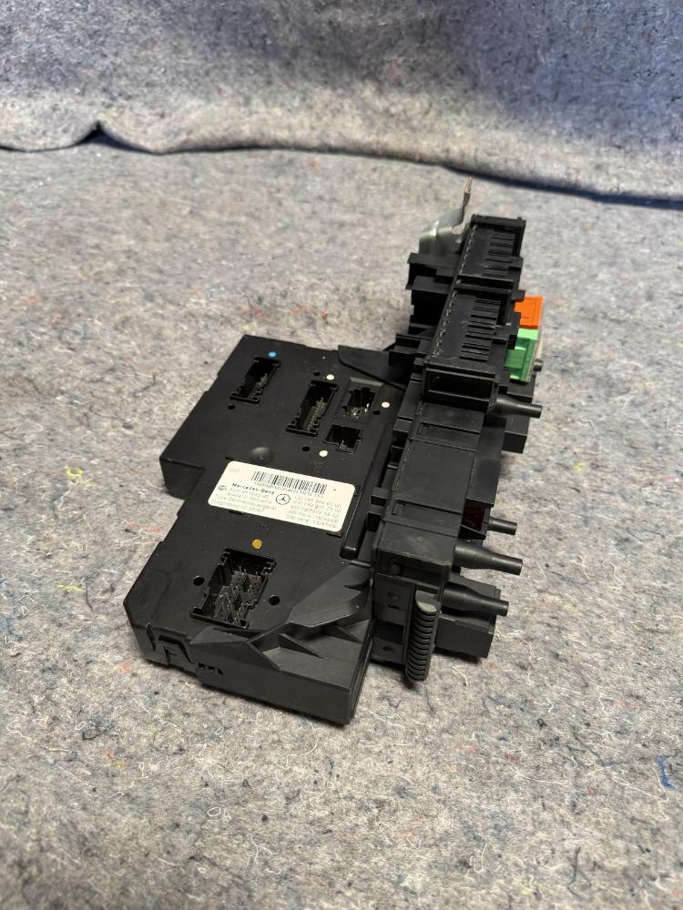 Mercedes AMG GTR Fuse Box Control Unit 1909063700 J123 OEM – photo 1