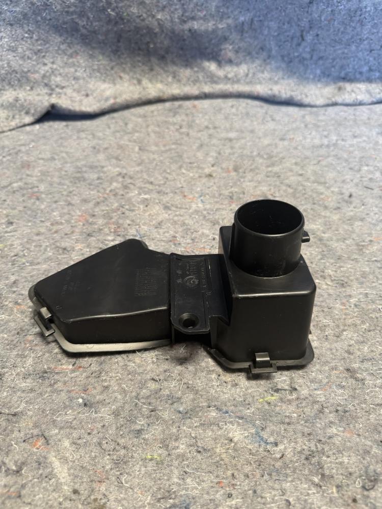 Mercedes AMG GTR Drain Fitting A1978300425 OEM – photo 1