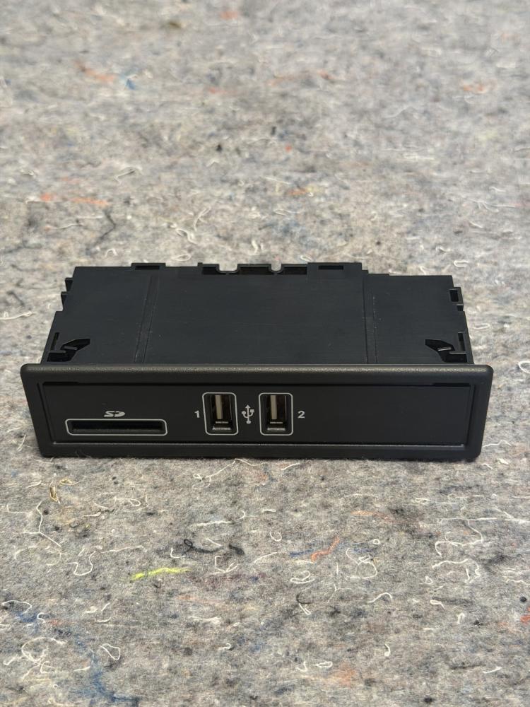 Mercedes AMG GTR Center Consolde Sd Card Charging Port Unit A128200401 OEM – photo 1