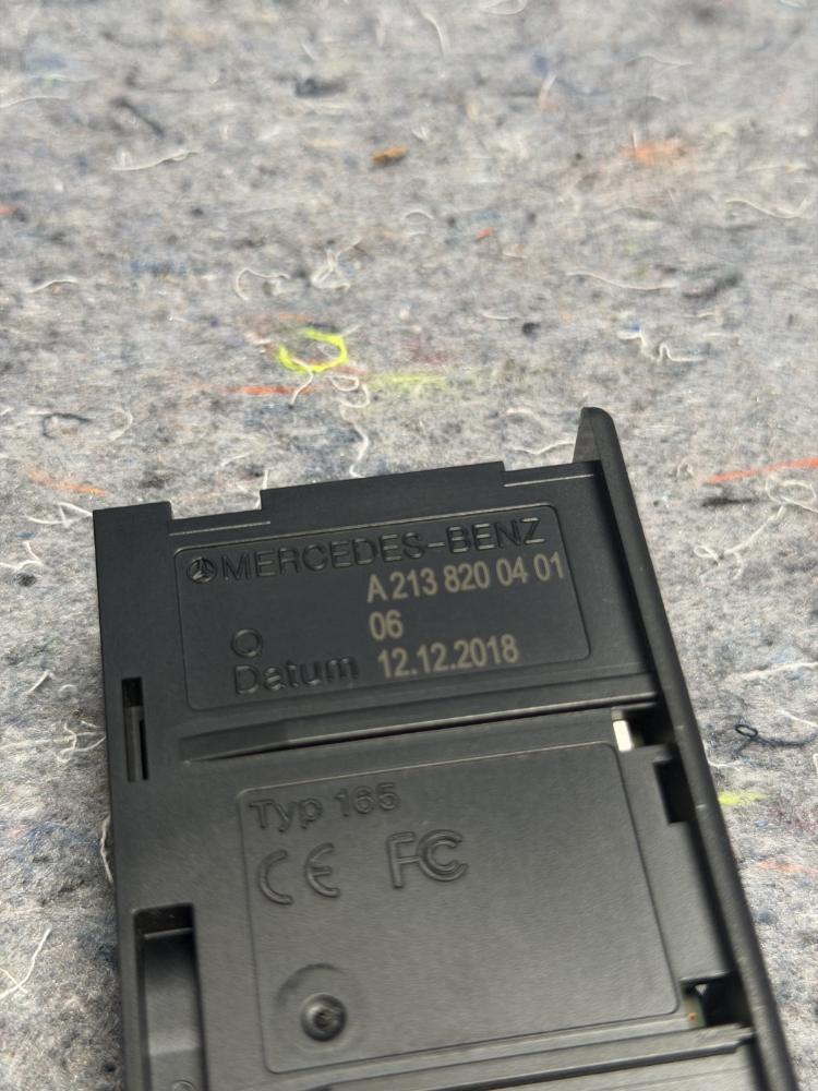 Mercedes AMG GTR Center Consolde Sd Card Charging Port Unit A128200401 OEM – photo 2