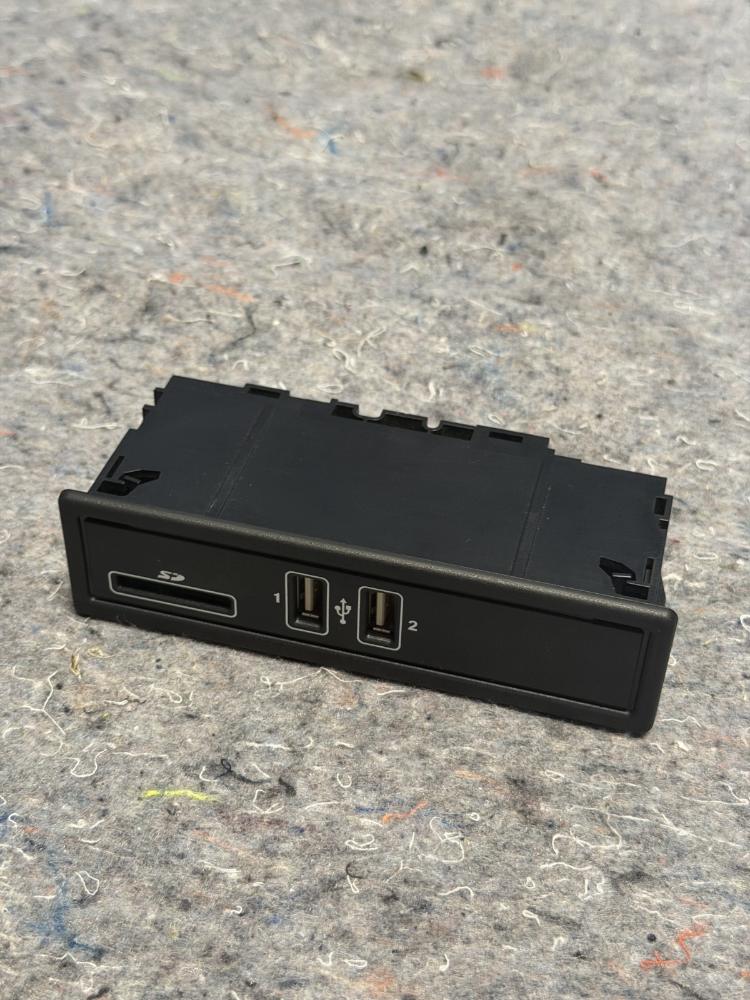 Mercedes AMG GTR Center Consolde Sd Card Charging Port Unit A128200401 OEM – photo 3