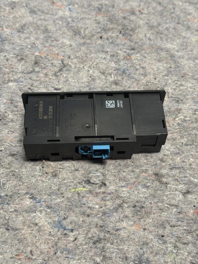 Mercedes AMG GTR Center Consolde Sd Card Charging Port Unit A128200401 OEM – photo 4