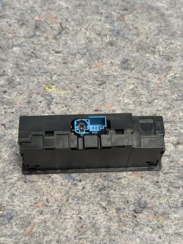 Mercedes AMG GTR Center Consolde Sd Card Charging Port Unit A128200401 OEM – photo 5