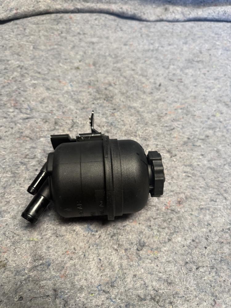 Mercedes AMG GTR Power Steering Reservoir Tank Bottle A1904660000 OEM – photo 2