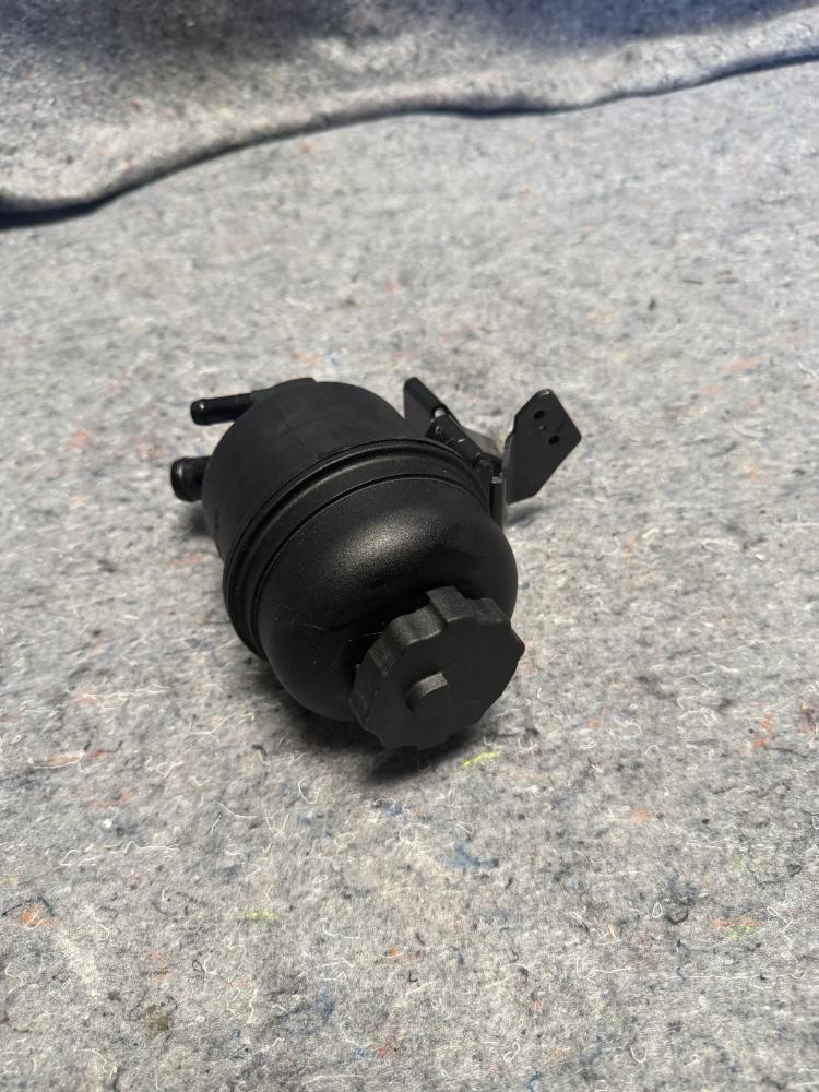 Mercedes AMG GTR Power Steering Reservoir Tank Bottle A1904660000 OEM – photo 4