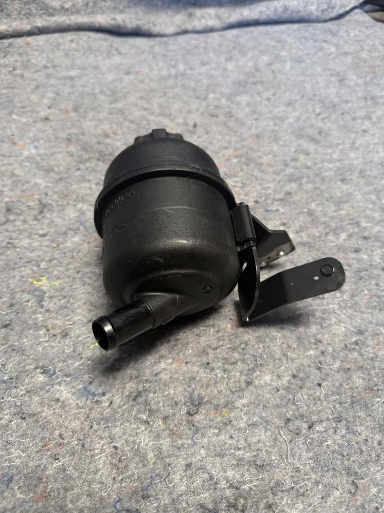 Mercedes AMG GTR Power Steering Reservoir Tank Bottle A1904660000 OEM – photo 7