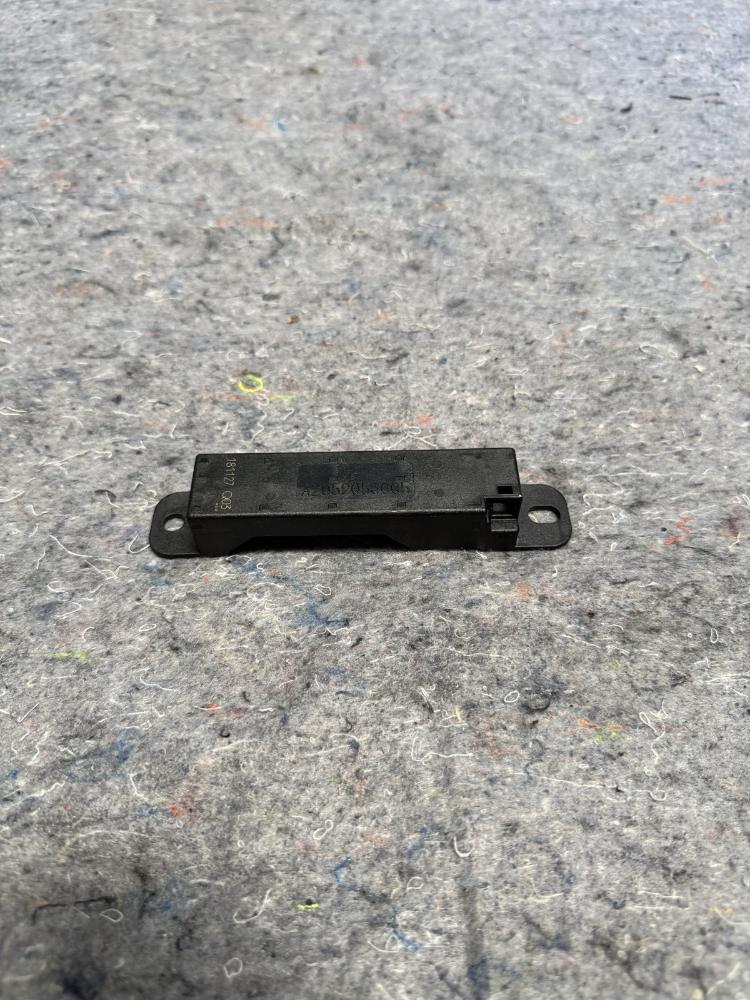Mercedes AMG GTR Keyless Go Antenna Aerial A2059053005 OEM – photo 1