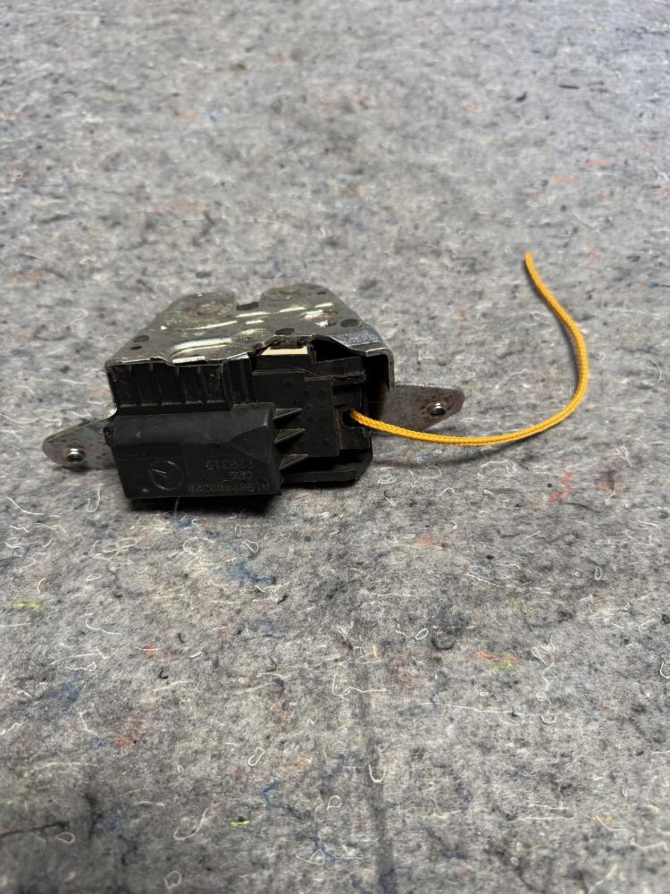 Mercedes AMG GTR Tailgate Boot Lock Convertible A1907402300 OEM – photo 2