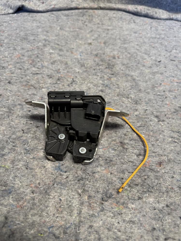 Mercedes AMG GTR Tailgate Boot Lock Convertible A1907402300 OEM – photo 3
