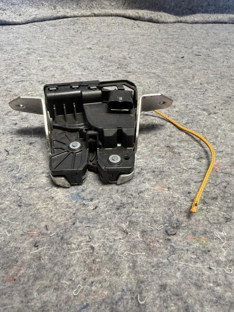 Mercedes AMG GTR Tailgate Boot Lock Convertible A1907402300 OEM – photo 4