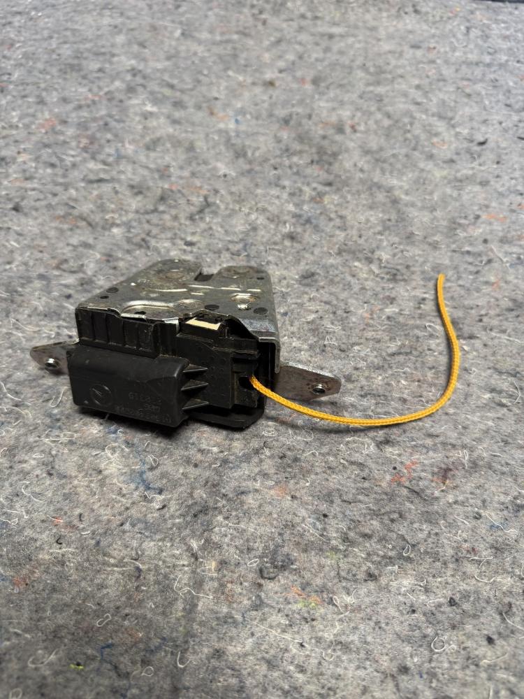 Mercedes AMG GTR Tailgate Boot Lock Convertible A1907402300 OEM – photo 5