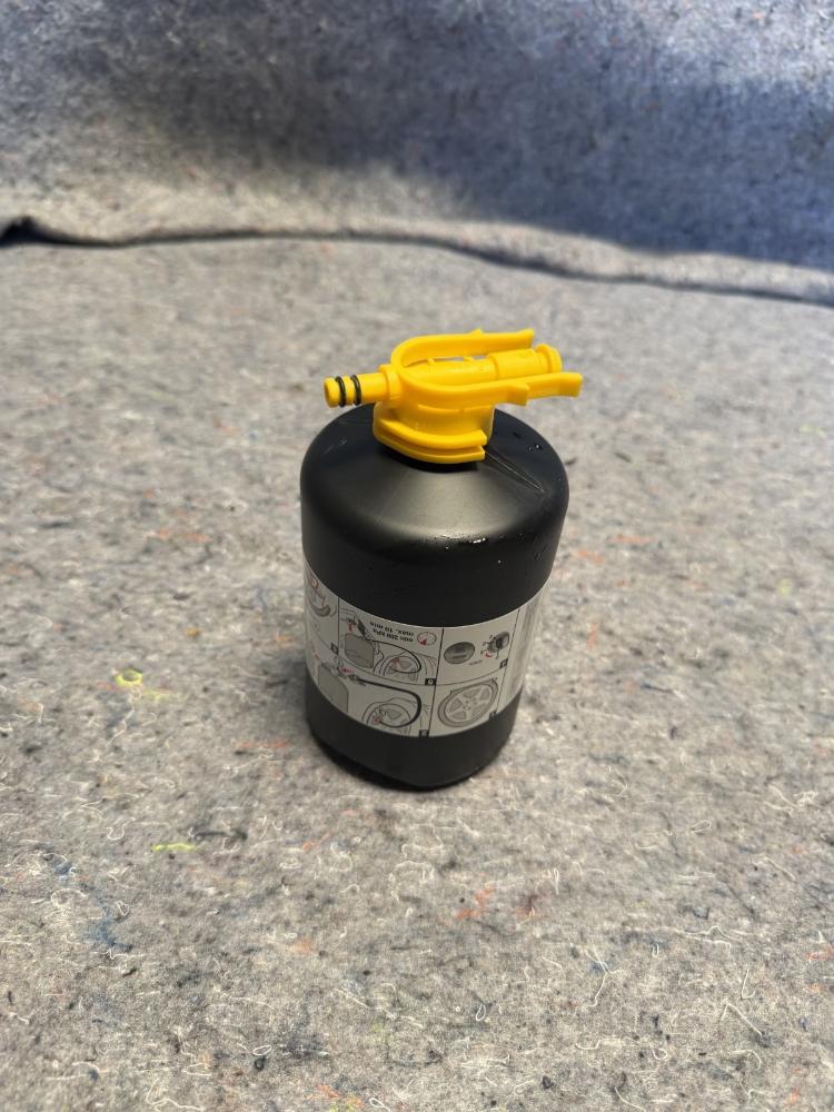 Mercedes AMG GTR Sealant Glue Bottle Tyre Repair Kit Pump Set OEM – photo 8