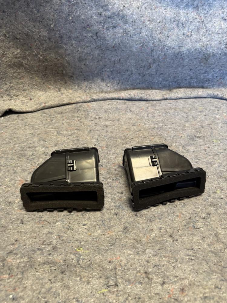 Mercedes AMG GTR Front Dash Heater Core Vents Left & Right OEM – photo 1