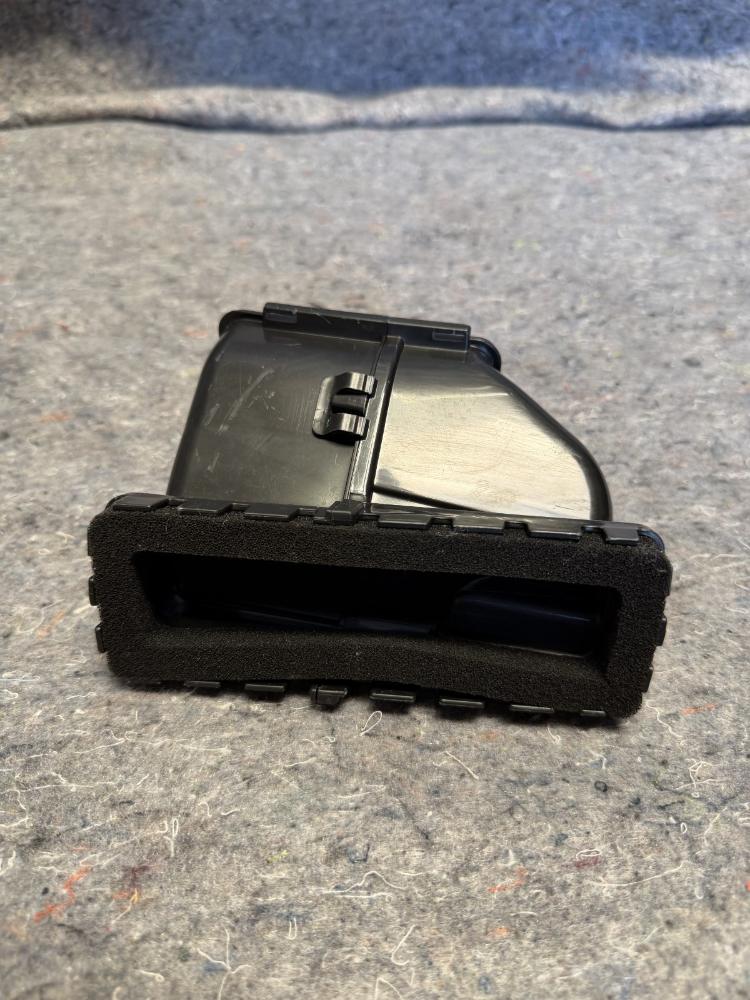 Mercedes AMG GTR Front Dash Heater Core Vents Left & Right OEM – photo 10
