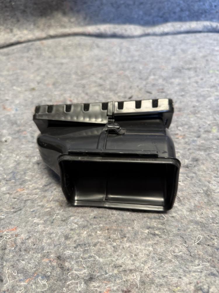 Mercedes AMG GTR Front Dash Heater Core Vents Left & Right OEM – photo 2