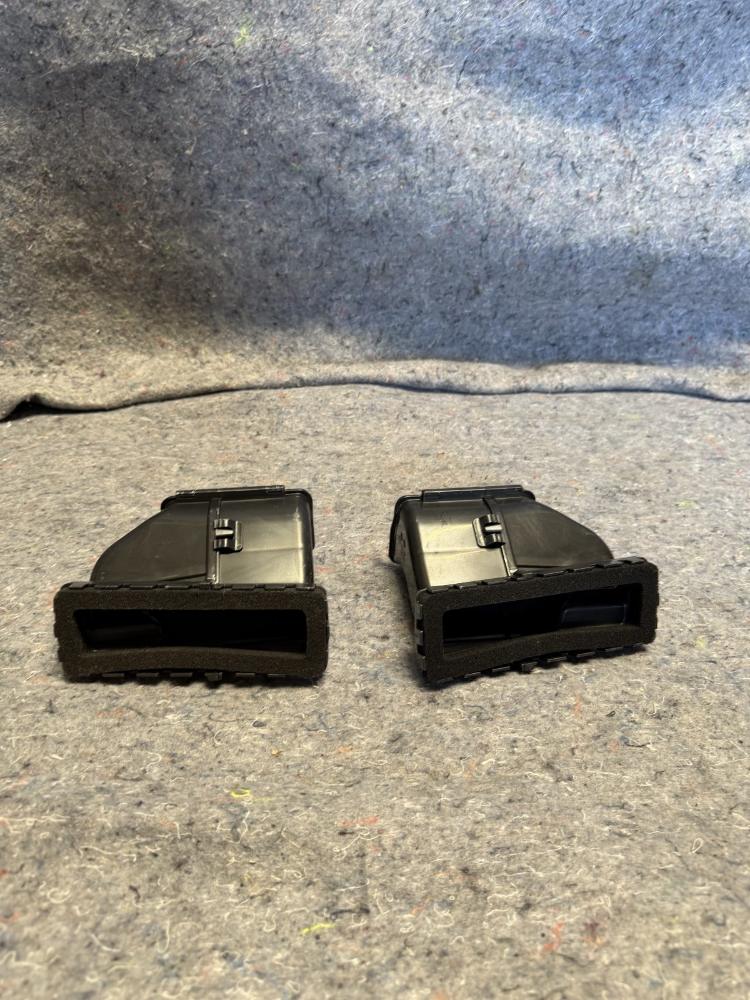 Mercedes AMG GTR Front Dash Heater Core Vents Left & Right OEM – photo 3