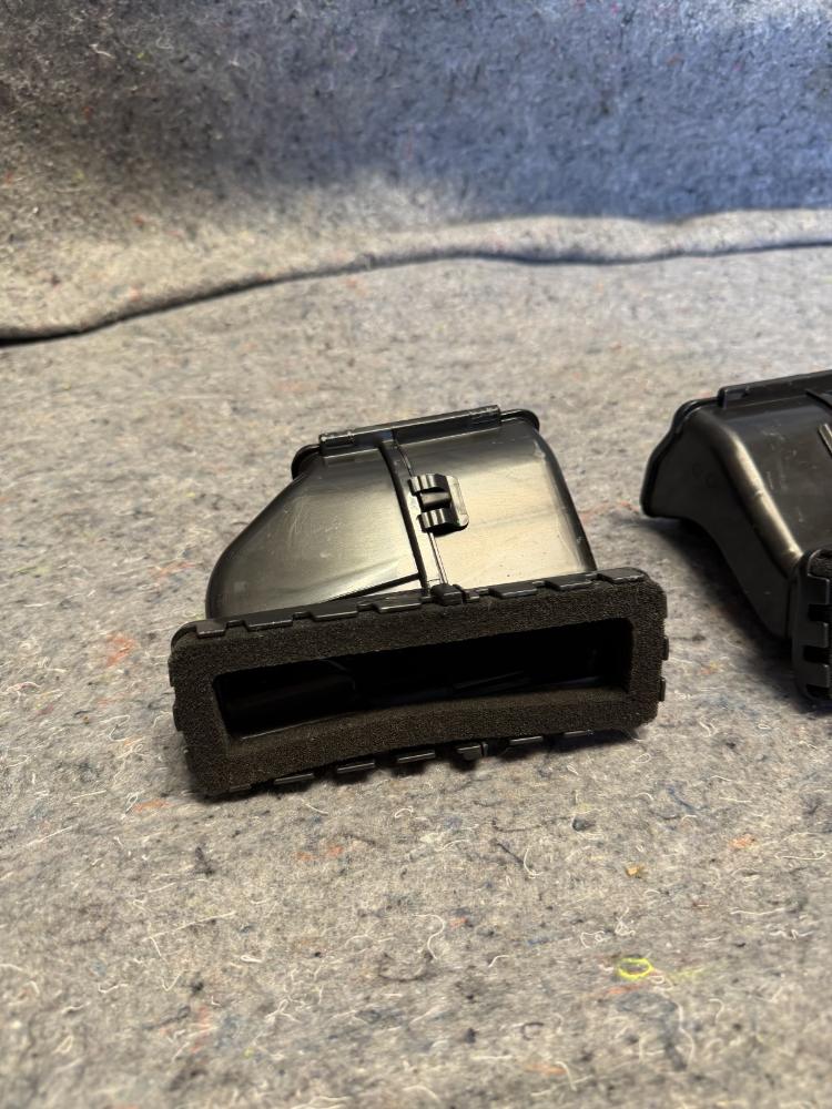 Mercedes AMG GTR Front Dash Heater Core Vents Left & Right OEM – photo 4