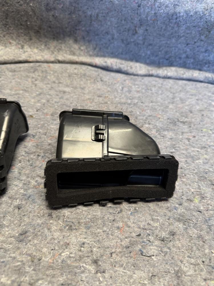 Mercedes AMG GTR Front Dash Heater Core Vents Left & Right OEM – photo 5