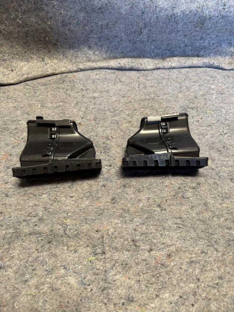 Mercedes AMG GTR Front Dash Heater Core Vents Left & Right OEM – photo 6