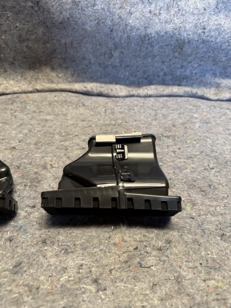 Mercedes AMG GTR Front Dash Heater Core Vents Left & Right OEM – photo 7