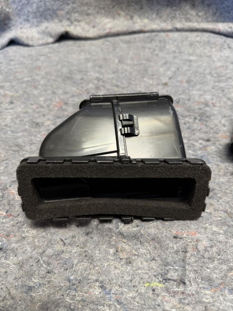 Mercedes AMG GTR Front Dash Heater Core Vents Left & Right OEM – photo 8
