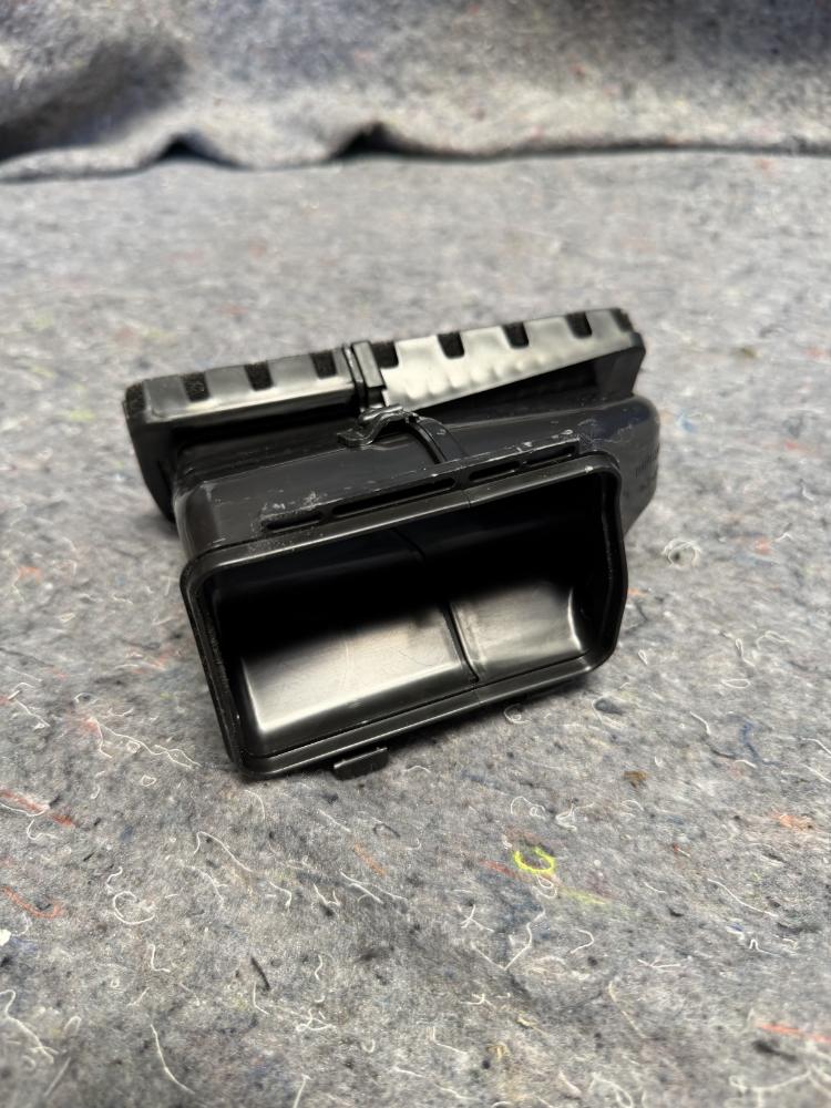 Mercedes AMG GTR Front Dash Heater Core Vents Left & Right OEM – photo 9