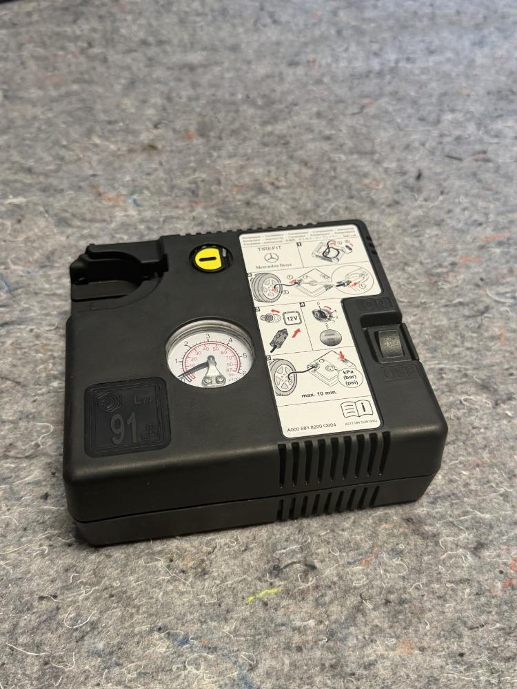 Mercedes AMG GTR Tyre Puncture Repair Pump Mobility Compressor Inflator OEM – photo 2